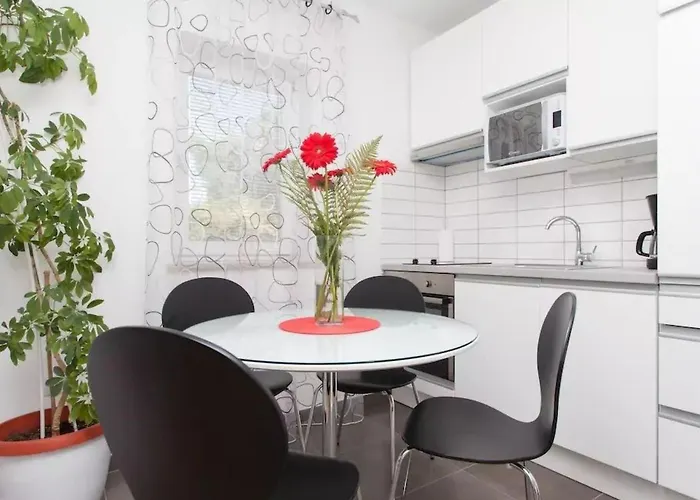 Mit Garten In Der Naehe Des Zentrums By Interhome Apartamento *
