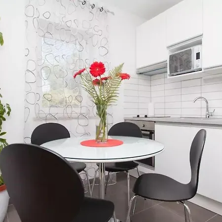Mit Garten In Der Naehe Des Zentrums By Interhome Apartman *