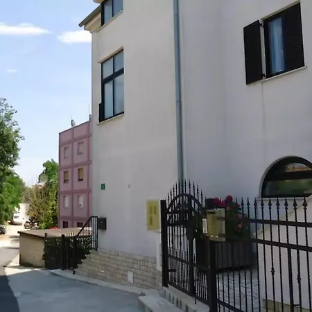 Mit Garten In Der Naehe Des Zentrums By Interhome Apartment Pula