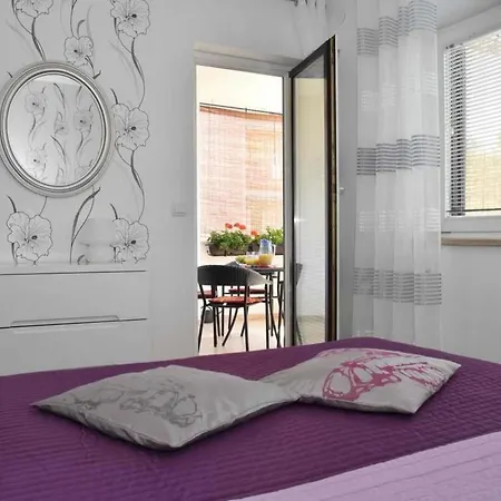 Mit Garten In Der Naehe Des Zentrums By Interhome Pula